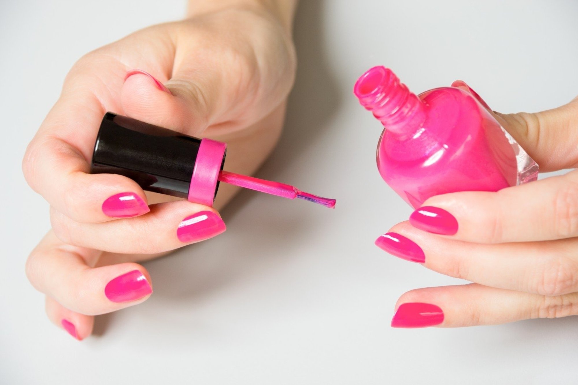 Dermatolog ostrzega przed zagrożeniami związanymi z długotrwałym manicure