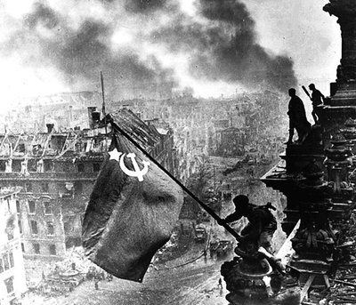 Sovietų kareiviai ant Reichstago griuvėsių