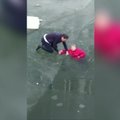 Drąsuolis išgelbėjo užšalusioje upėje įlūžusią senyvą moterį