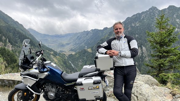 Keliautojas Karolis Mieliauskas motociklu išvažiavo į vietą, kur baigiasi žemė: žada motociklu įveikti 13 tūkst. kilometrų