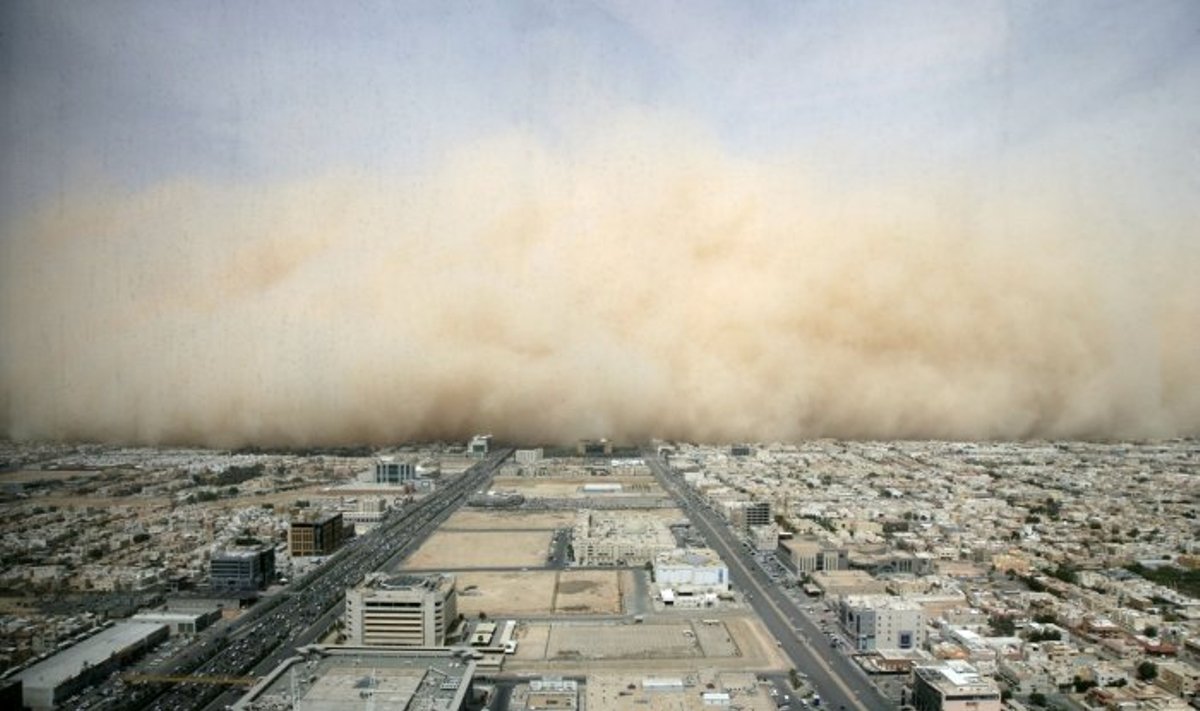 Smėlio audra artinasi prie Saudo Arabijos sostinės Rijado