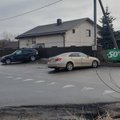 Vilniuje susidūrė BMW ir „Lexus“: vienas jų apgadino tvorą, ligoninėje atsidūrė moteris
