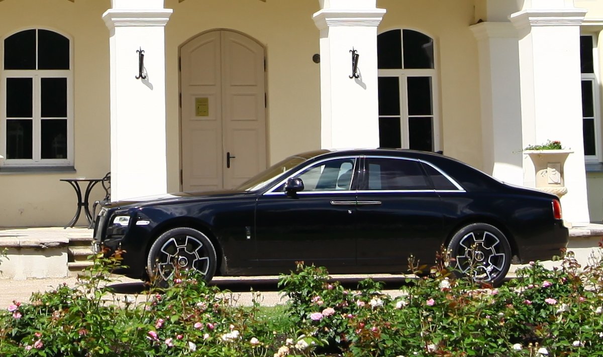 "Rolls-Royce Ghost Black Badge"