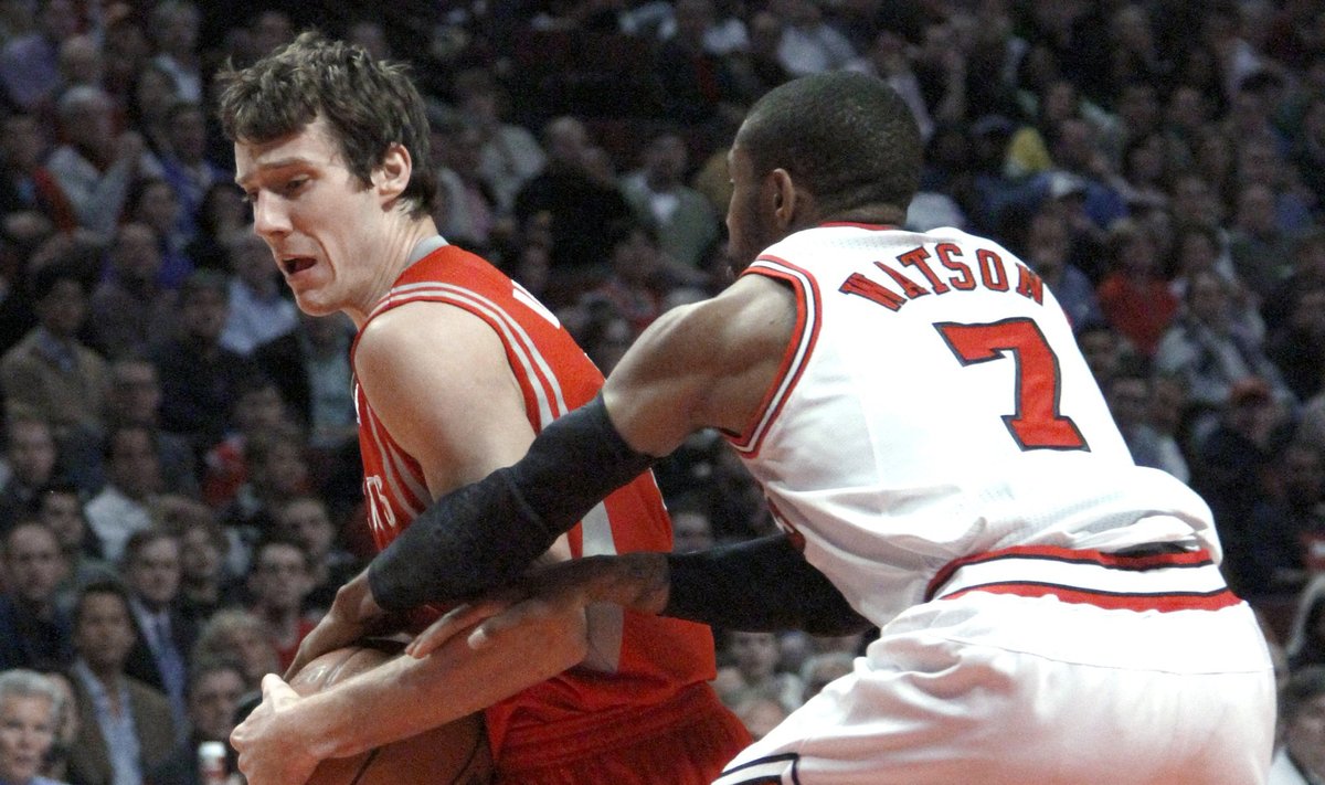 Goranas Dragičius ("Rockets") veržiasi pro C.J. Watsoną ("Bulls")