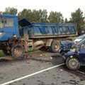 Tris vaikus vežusi „Renault“ vairuotoja ties Pagirių karjeru rėžėsi į sunkvežimį