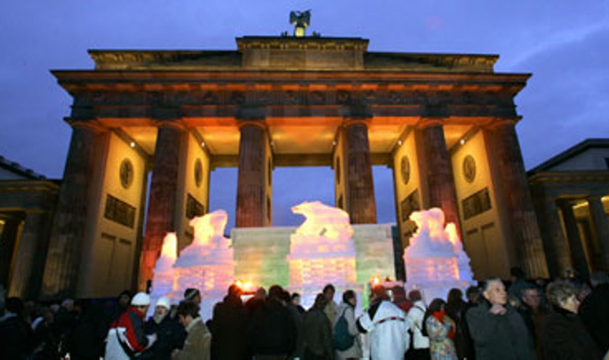 Priešais Brandenburgo vartus Berlyne stovi tradicinės naujametės  ledo skulptūros. 