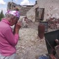 Rytų Ukrainos kaimo gyventoja įsikūrė savo namo griuvėsiuose: nebepaliksiu savo namų, niekur nevažiuosiu