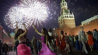 Российские школьники отпраздновали выпускной