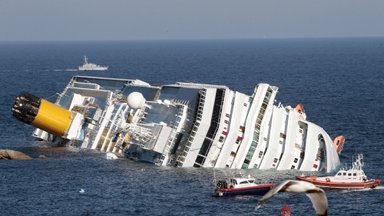Круизный лайнер Costa Concordia с четырьмя тысячами людей на борту сел на мель