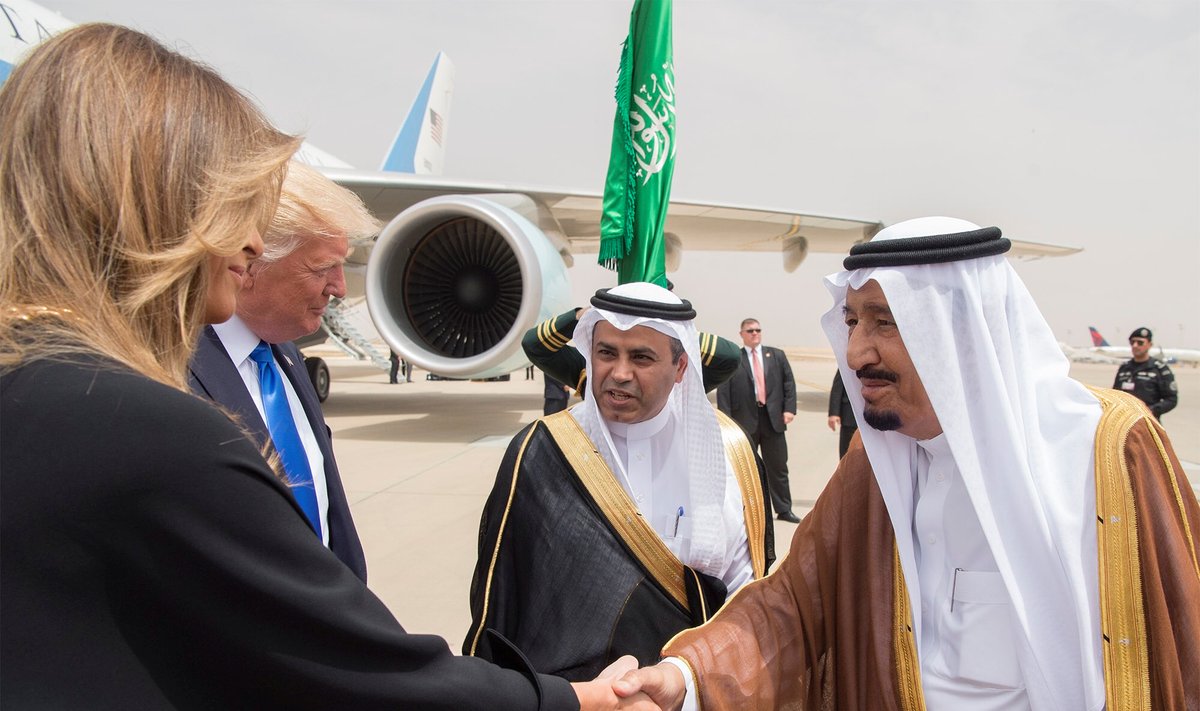 Į Saudo Arabiją nepridengtais plaukais atvykusi Melania Trump 