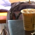 Amerikietė bylinėjasi su „Starbucks“ dėl ledukų šaltuose gėrimuose
