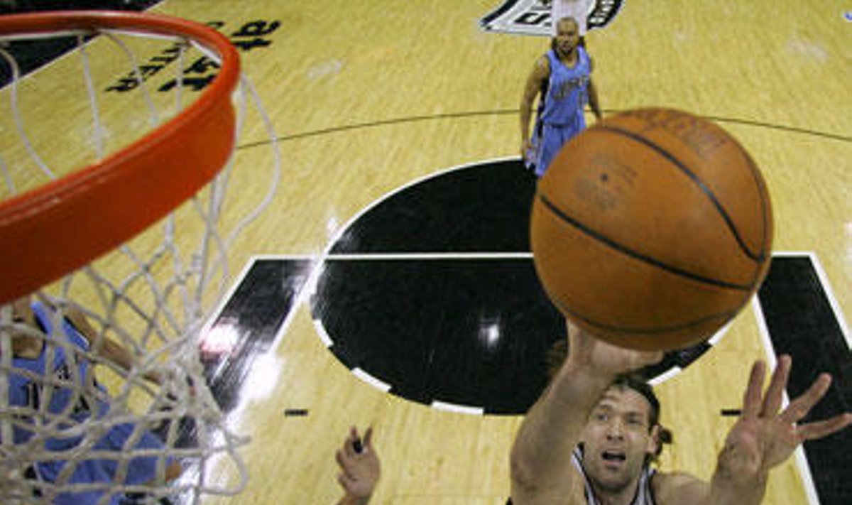 "Spurs" puolėjas Fabricio Oberto atakuoja "Jazz" krepšį