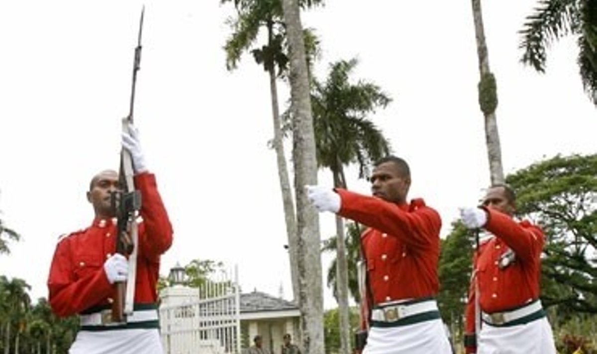 Tradiciniais drabužiais pasipuošę kareiviai saugo Fidžio prezidento namus.