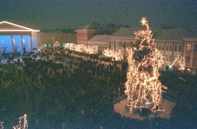 Vilnius, 1998 m. Gruodžio 13 d. (ELTA). Rotušės aikštėje sušvito didžioji sostinės Kalėdų eglė. Gedimino Žilinsko (ELTA) nuotr.
