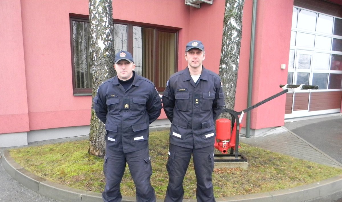 Zarasų priešgaisrinės gelbėjimo tarnybos budinčios pamainos ugniagesys gelbėtojas Jūris Šuša ir tos pačios pamainos vadas Aidas Matiukas