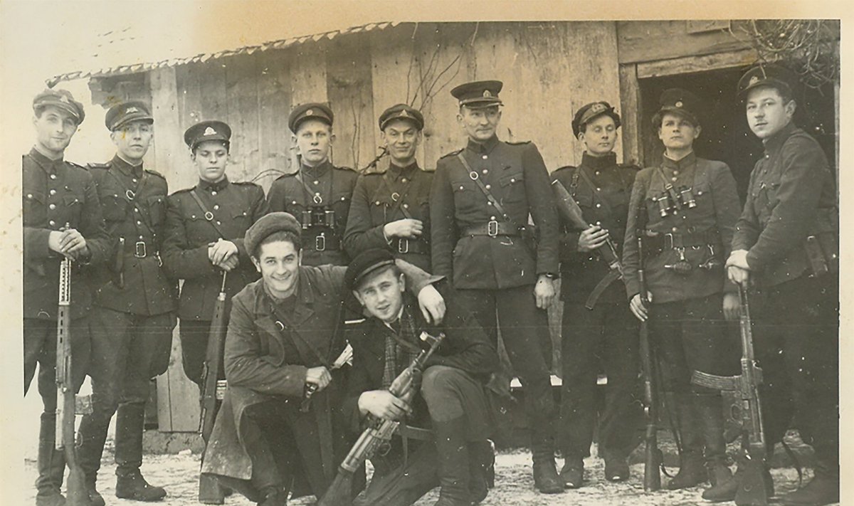 Juozas Lukša ir Kazimieras Pyplys (pirmoje eilėje priklaupę) prieš žygį į Vakarus atsisveikina su Tauro apygardos partizanais. 1947 m. gruodis.