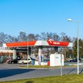 Vairuotojas negali atsistebėti: benzinas prie pat gamyklos kainuoja brangiau nei Vilniuje