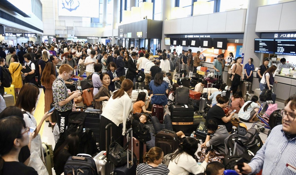 Taifūnas Japonijoje "įkalino" 17 tūkst. keliautojų