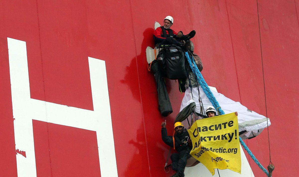 "Greenpeace" aktyvistai šturmavo Rusijos naftos platformą