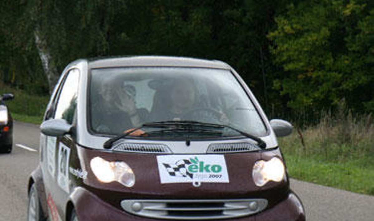 Automobilių ekologinio žygio nugalėtojas "Smart Fortwo" ekipažas