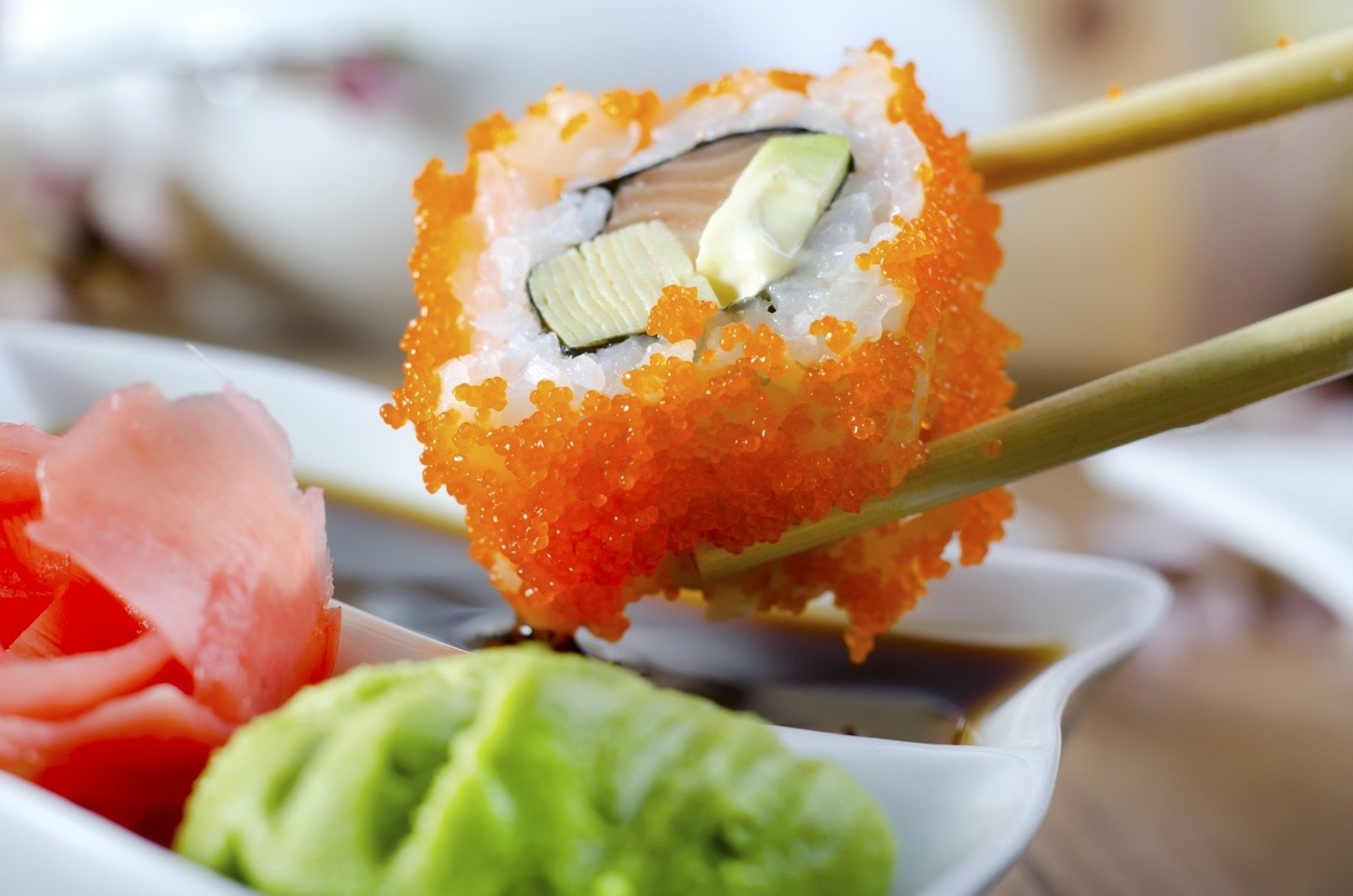 Miłośnicy sushi podejmują duże ryzyko: lekarze opowiadają, co znaleźli w jelitach