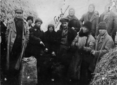 Sovietų saugumiečiai ir aktyvistai, aptikę valstiečių šeimos slėptus grūdus Odesos srities Novo Krasnos kaime, 1932 m. Knygos „Sielvarto derlius: sovietinė kolektyvizacija ir teroras badu“ iliustracija