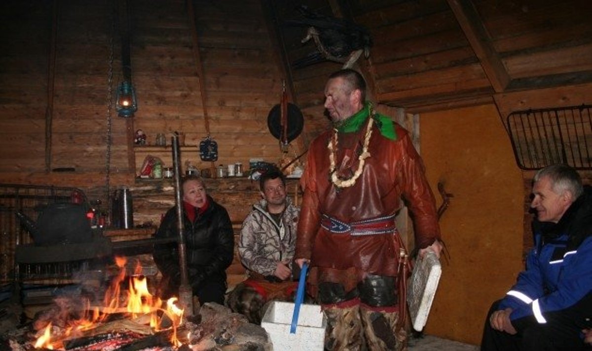Šamanų pasirodymas turistams / Trakų krašto vietos veiklos grupės albumo nuotr.