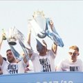 Pergalės parade švenčiančius „Manchester City“ žaidėjus sveikino gerbėjai