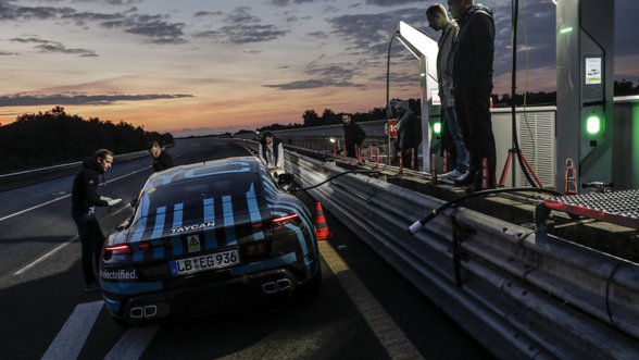 „Porsche Taycan“ ruošia debiutui: Italijos lenktynių trasoje „kankino“ 24 valandas