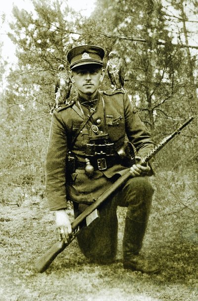 Adolfas Ramanauskas-Vanagas su ant pečių tupinčiais dviem vanagais. Iki 1947 m.