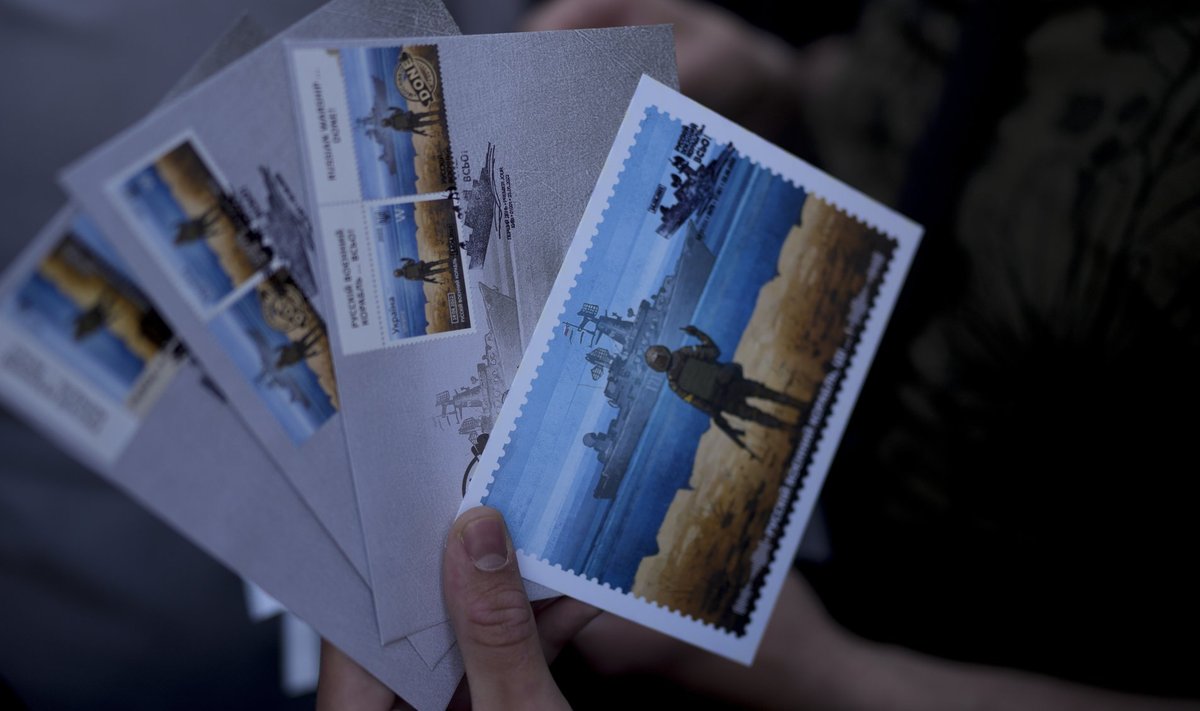 Vos išleistą pasipriešinimo drąsą vaizduojantį pašto ženklą suskubo įsigyti tūkstančiai ukrainiečių