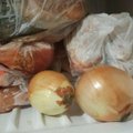 Kodėl reikėtų svogūną palaikyti šaldiklyje? 12 kulinarinių triukų, galinčių palengvinti maisto gamybą