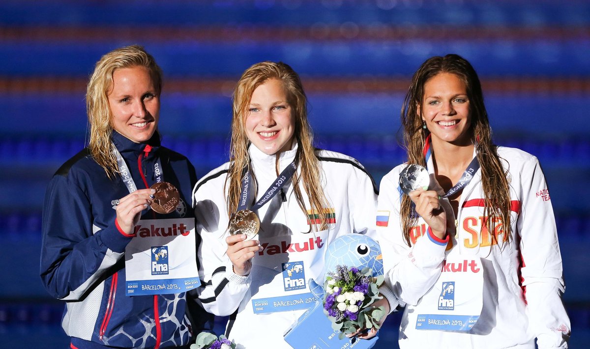 Rūta Meilutytė su pasaulio čempionės aukso medaliu apdovanojimų ceremonijoje