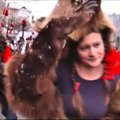 Rumunijos miestelis pasitinka Naujuosius Metus meškų šokiais