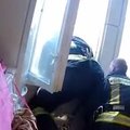 Latvijos ugniagesiai neįprastai išgelbėjo pro langą iškritusią moterį