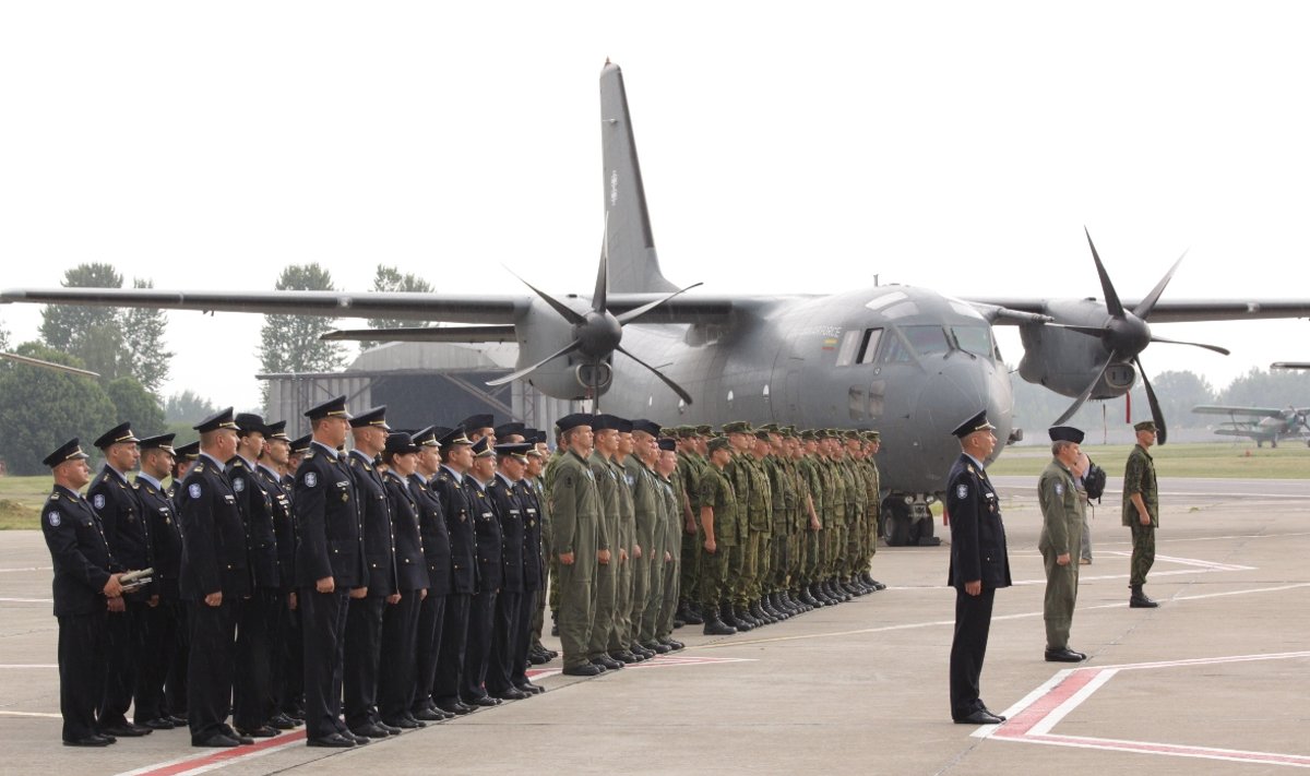 Aviacijos bazės vado pasikeitimo ceremonija