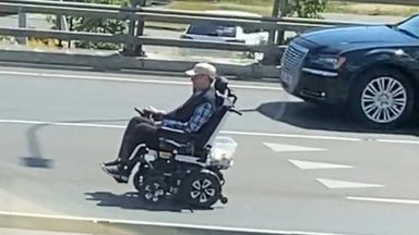 Neįtikėtinas vaizdas: Geležinio Vilko gatve „skuodė“ neįgaliojo vežimėlyje