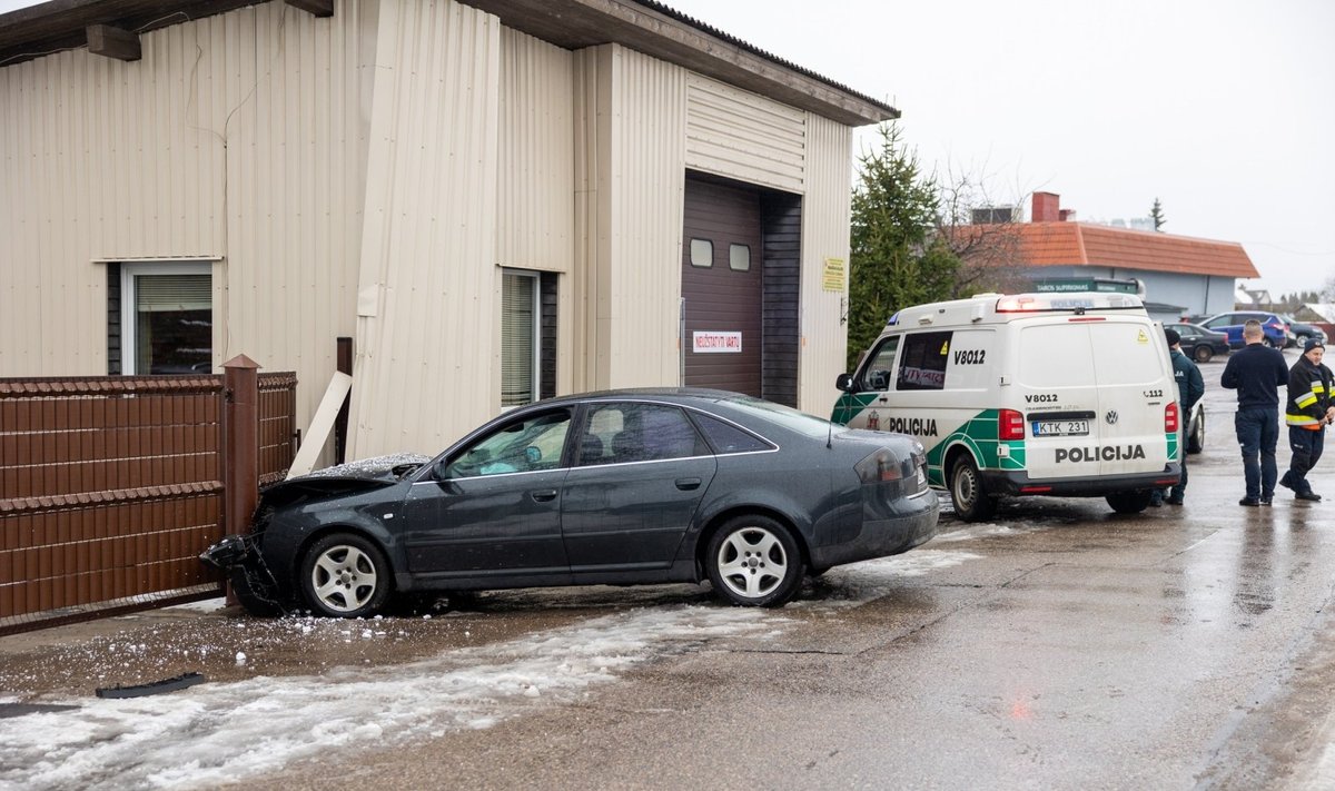 Maišiagaloje „Audi“ rėžėsi į Priešgaisrinės gelbėjimo tarnybos pastatą