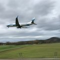 Nufilmuota: dėl smarkaus šoninio vėjo Austrijoje lėktuvas paskutinę akimirką nutraukė leidimosi manevrą