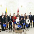 D. Grybauskaitė apdovanojo Konstitucijos egzamino nugalėtojus