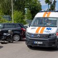 Prie mokyklos Vilniuje mokinio motoroleris trenkėsi į mokytojos automobilį: sužalotas 16-metis