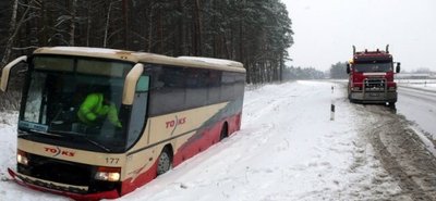 Ties Ukmerge nuo kelio nuslydo autobusas su keleiviais