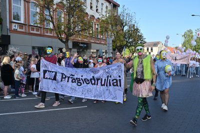Negavęs leidimo miesto gimtadienio eisenoje Pragiedrulių reprezentuoti su LGBT vėliavos spalvomis, S. Leonavičius (dešinėje) pasipuošė originalia apranga