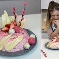 Videopamokėlė: parodė, kaip pasigaminti gaivų jogurtinį tortą su braškėmis, kurio nereikia kepti