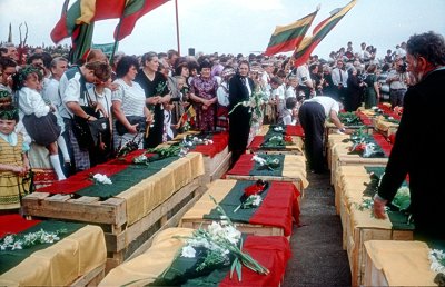 Į Kėdainių karinį oro uostą 1989 m. buvo pargabenti 120 lietuvių tremtinių palaikai