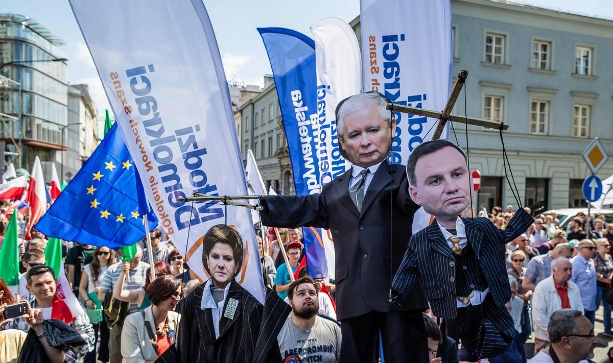 Lenkai protestuoja prieš Vyriausybę