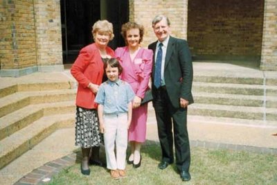 Lordas David’as Ennals’as (dešinėje) su žmona (kairėje) ir Laima Andrikienė su sūnumi Šarūnu