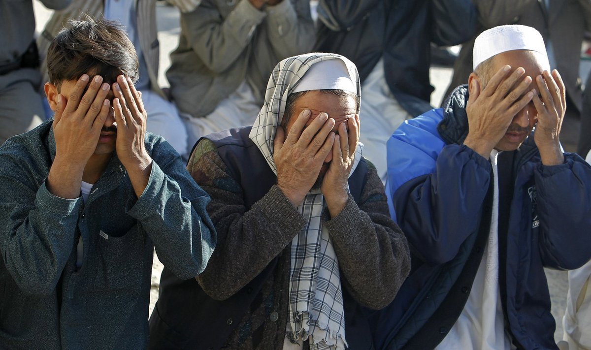 Vyrai meldžiasi prie mečetės Afganistane 