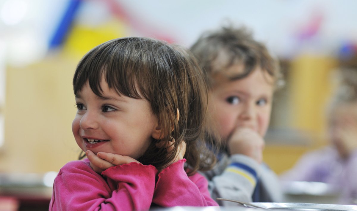Vaikai valgo vaikų darželyje
