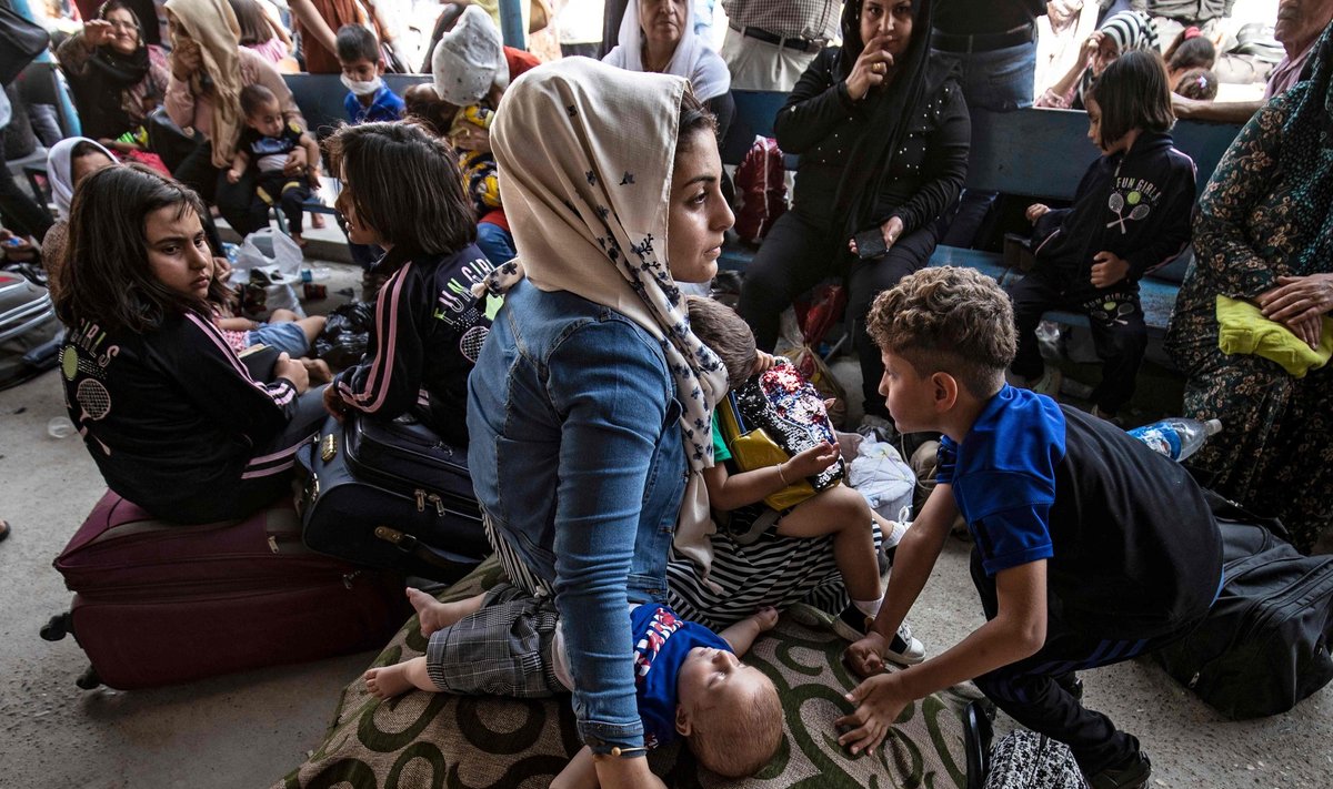 Koronaviruso pandemija Sirijoje. Uždarius kai kuriuos regionus, daug pabėgėlių priversti laukti ir vargti stotyse ir laikinose stovyklose